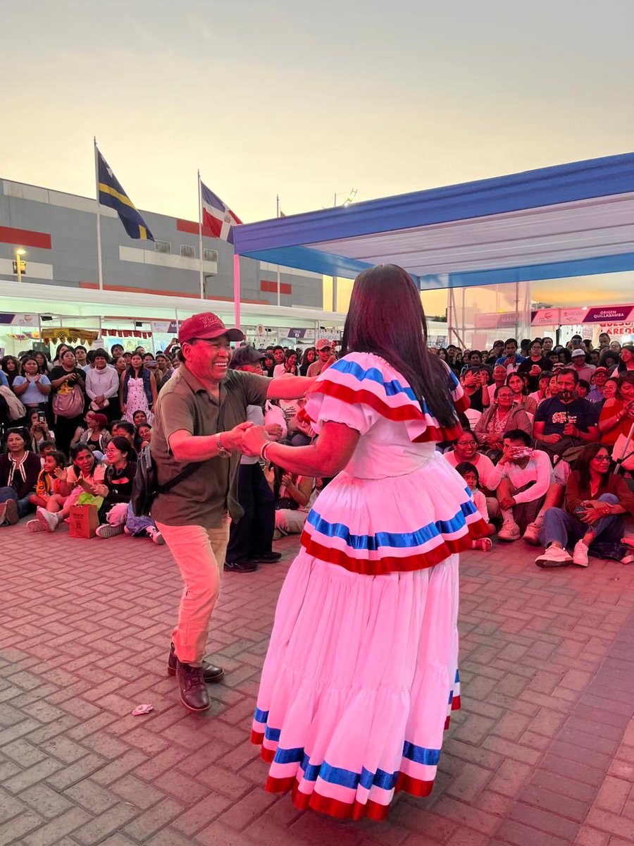 RDenPeru's tweet photo. Dentro del marco de la ¨IV Gran Feria de Embajadas 2026¨realizada por la municipalidad de San Luis, esta Embajada llevó el ritmo caribeño a todos los presentes mediante una presentación de merengue y bachata que puso a bailar a grandes y pequeños el pasado sábado 30 de mayo. https://t.co/KJrytYYnJ5