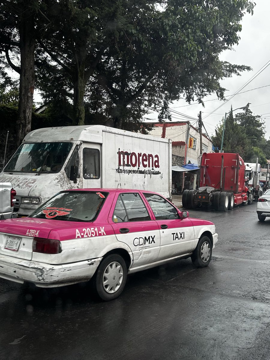 lisjolie's tweet photo. Oye @Fer_MercadoG y @ALaMagdalenaC por qué es camión de morena simoueee estacionarse donde quiera y generar tráfico? Y de ahí se siguieron  los trailers pues al fin que aquí en la alcaldía hacen lo que quieren. Avenida san Jerónimo enfrente de banco azteca https://t.co/9m5wiw5WYh