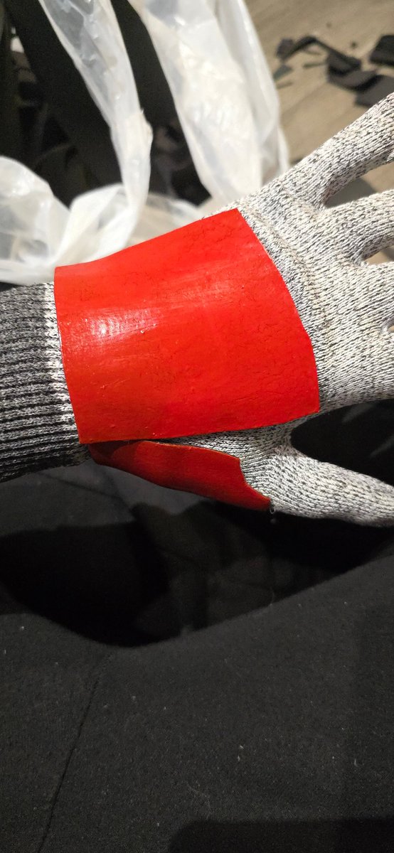 GalWhoDraws's tweet photo. Abandoned cosplay part attempt, glove was too wrinkly when not forming a fist https://t.co/odyW1Hslnr