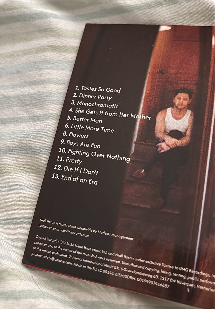 NiallHSPN's tweet photo. Parece que no ha sido un error que no aparezca la canción 7, sino que la canción 7 es la bonus track llamada ‘Mia’ https://t.co/RcPBc5UqGV