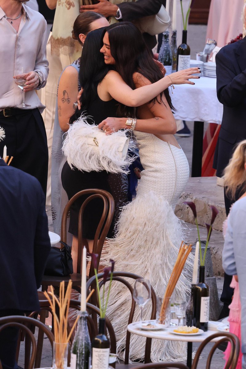Alemode_'s tweet photo. Dua Lipa and Charli xcx in Sicily, Italy. https://t.co/qt26JgWcmG