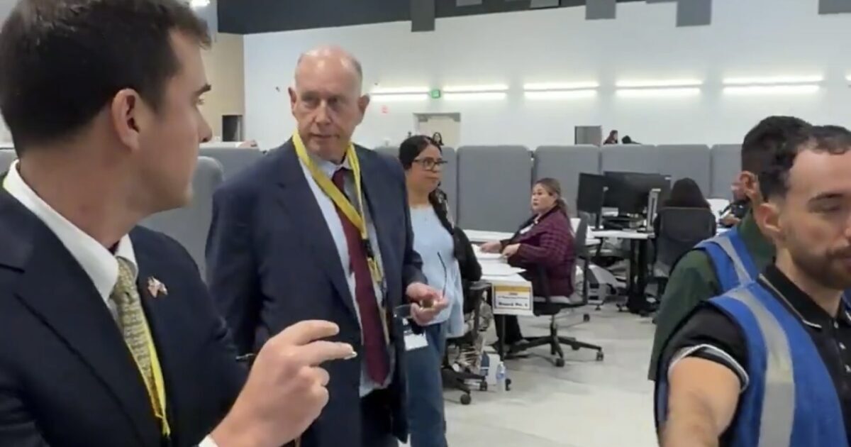 gatewaypundit's tweet photo. JUST IN: US Attorney Observes Los Angeles Election Center as Feds Launch Multiple Voter Fraud Investigations (VIDEO)

READ: https://t.co/CtNvZkn9Ja https://t.co/3iU1TG1E1I