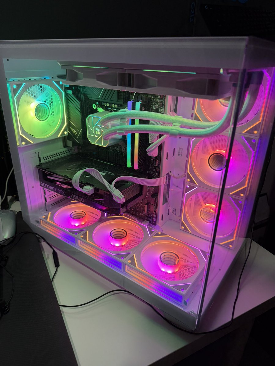 no7cho's tweet photo. Qlqn s’y connait pour estimer le prix de mon pc ? J’le vends donc j’aimerai bien savoir https://t.co/dT96RX70nE