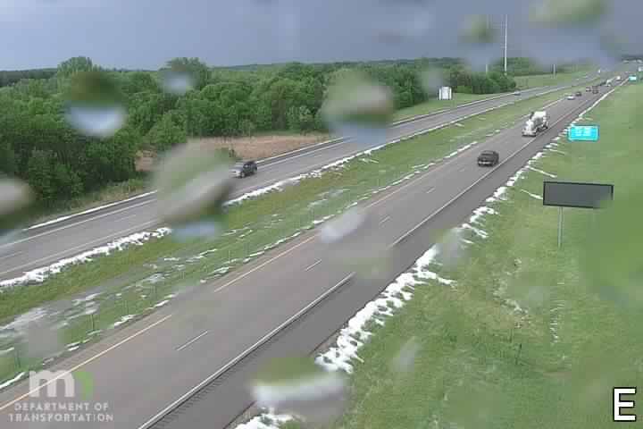 WeatherLoon's tweet photo. Plies of hail along the side of I-94 in the Alexandria area from a severe storm that recently passed through. Hail up to quarter-sized (1") was reported. Image: MNDOT. #mnwx 

Keep up to date with strong storms through the evening hours: https://t.co/XNI1pBBg4r https://t.co/n8TwCGeUVw
