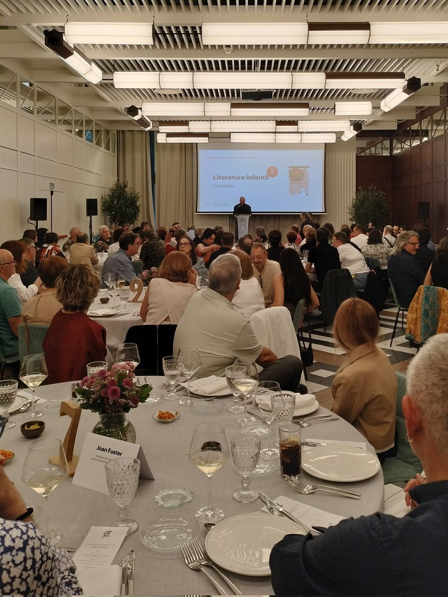 EscriptorsAELC's tweet photo. 🏆 Un centenar de persones assisteixen, a València, al lliurament dels XXXVI Premis de la Crítica dels Escriptors Valencians.

Atorgats per l'AELC, distingeixen els millors llibres de literatura infantil, juvenil, narrativa, assaig, teatre i traducció.

Enhorabona als guanyadors! https://t.co/I9T8G71MuQ