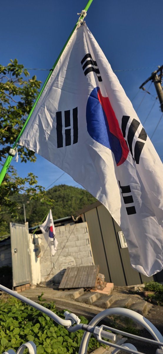 lee61927's tweet photo. 🇰🇷 제71회 현충일

나라를 위해 헌신하신 순국선열과 호국영령의 숭고한 희생을 기억합니다.

오늘의 자유와 평화가 결코 당연한 것이 아님을 되새기며 감사의 마음을 전합니다.

잊지 않겠습니다. 기억하겠습니다. 감사하겠습니다.

#현충일 #제71회현충일 #순국선열 #호국영령 #대한민국 https://t.co/f91RTiL0zy