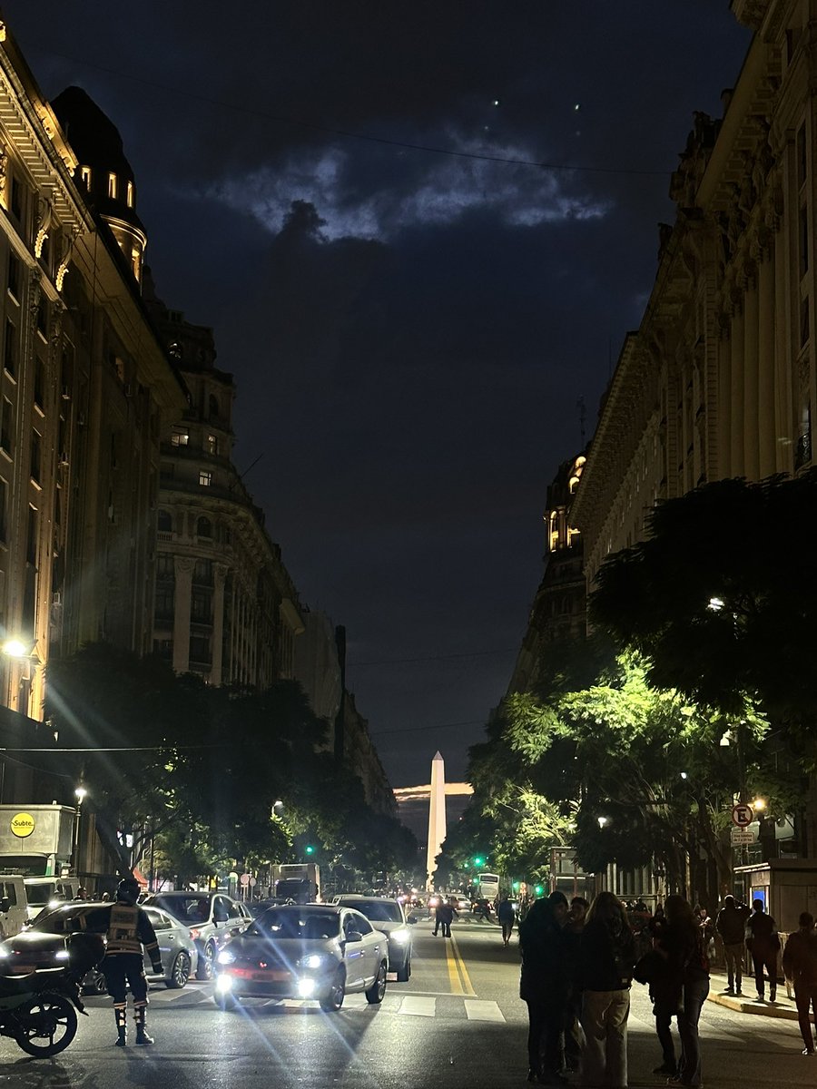 juanchifernan's tweet photo. Plaza de Mayo,

6 de junio de 2026.

Misa por Carlos Alberto Solari.

El Obelisco hace una cruz con el cielo. https://t.co/krEr0YAxM4