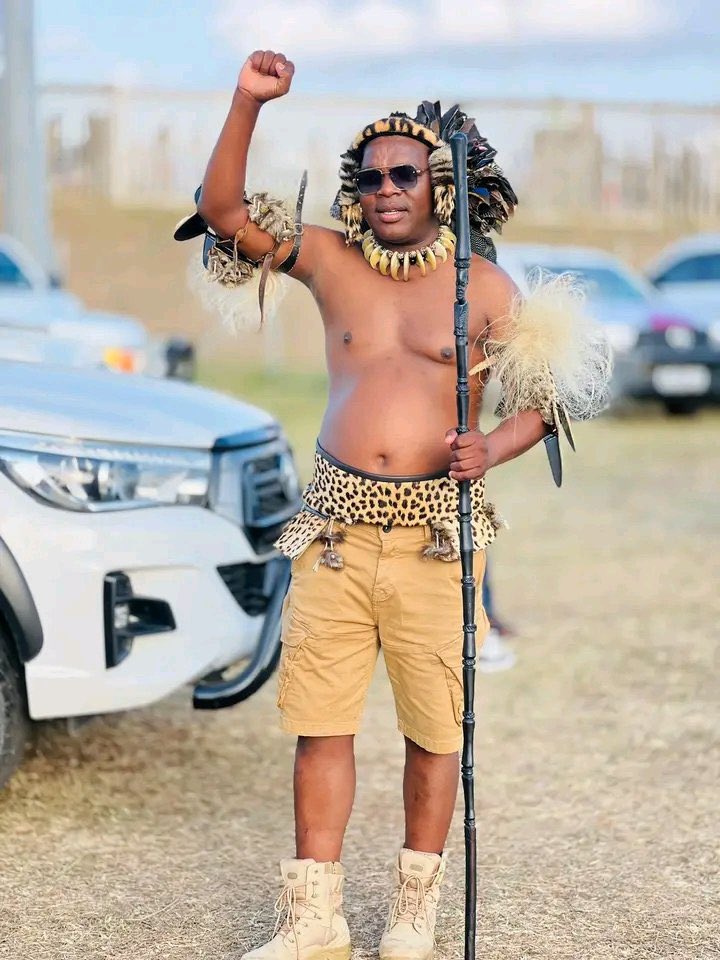 MbhazimawaGaza's tweet photo. Julius Malema believes that our constitution must only protect him. We stand with Ngizwe Mchunu against the so called constitution delinquent imbungulu. https://t.co/0VOgTvy0vA