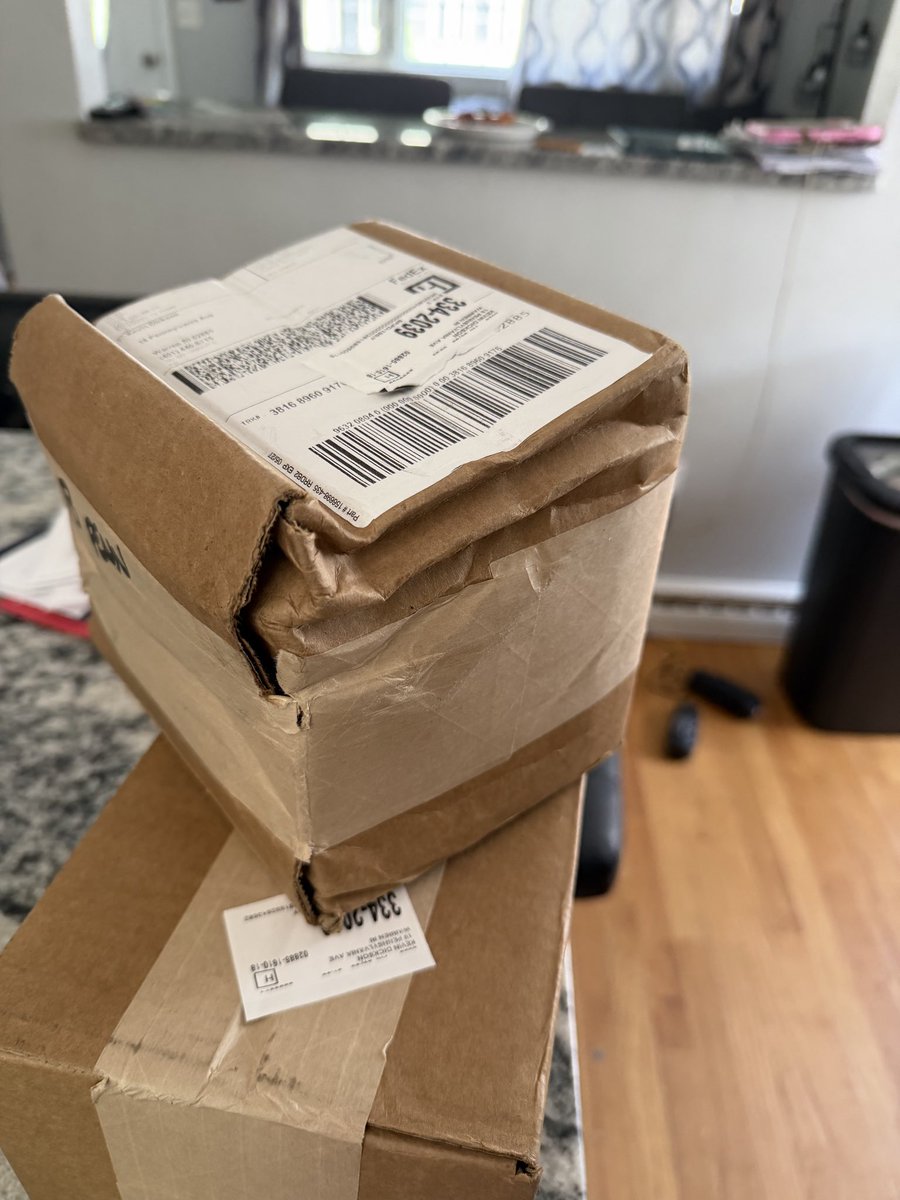masterkilla428's tweet photo. @CardPurchaser fedex strikes agin https://t.co/EsPcS5QvDK