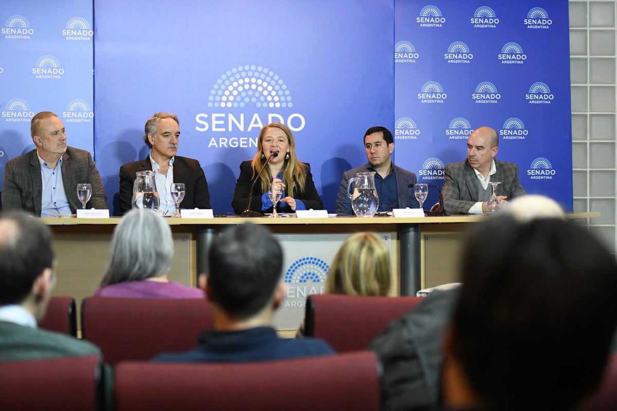AnaMarksLC's tweet photo. Realizamos la IV Jornada del Ciclo de Conferencias sobre Regulación Jurídica de la Inteligencia Artificial, un espacio de intercambio que reunió a especialistas de Argentina, Uruguay, España y México para debatir uno de los desafíos más importantes de nuestro tiempo.

La inteligencia artificial ya está transformando el trabajo, la educación, la cultura, la comunicación y el funcionamiento de nuestras instituciones. Por eso es fundamental construir marcos regulatorios que protejan derechos, garanticen transparencia y pongan la tecnología al servicio de las personas.

Agradezco a cada uno de los expositores, a quienes participaron de manera presencial y remota, y a todas las personas que se sumaron a este debate que hoy atraviesa al mundo entero.

Desde el Senado de la Nación seguiremos impulsando espacios de reflexión y construcción colectiva para que Argentina forme parte de la discusión global sobre el desarrollo, la regulación y el uso responsable de la inteligencia artificial.