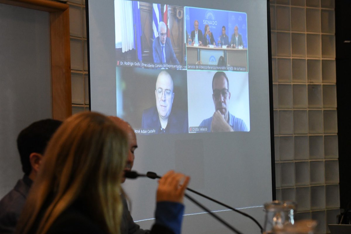 AnaMarksLC's tweet photo. Realizamos la IV Jornada del Ciclo de Conferencias sobre Regulación Jurídica de la Inteligencia Artificial, un espacio de intercambio que reunió a especialistas de Argentina, Uruguay, España y México para debatir uno de los desafíos más importantes de nuestro tiempo.

La inteligencia artificial ya está transformando el trabajo, la educación, la cultura, la comunicación y el funcionamiento de nuestras instituciones. Por eso es fundamental construir marcos regulatorios que protejan derechos, garanticen transparencia y pongan la tecnología al servicio de las personas.

Agradezco a cada uno de los expositores, a quienes participaron de manera presencial y remota, y a todas las personas que se sumaron a este debate que hoy atraviesa al mundo entero.

Desde el Senado de la Nación seguiremos impulsando espacios de reflexión y construcción colectiva para que Argentina forme parte de la discusión global sobre el desarrollo, la regulación y el uso responsable de la inteligencia artificial.