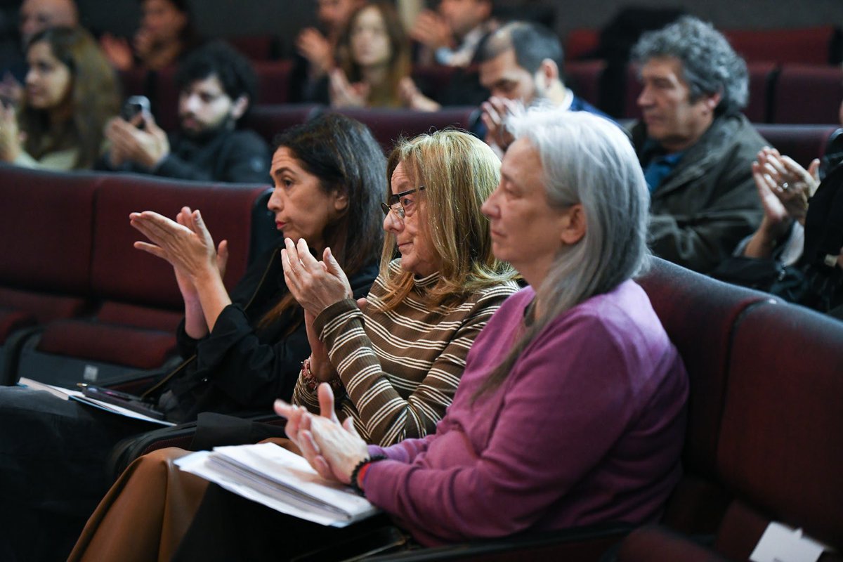 AnaMarksLC's tweet photo. Realizamos la IV Jornada del Ciclo de Conferencias sobre Regulación Jurídica de la Inteligencia Artificial, un espacio de intercambio que reunió a especialistas de Argentina, Uruguay, España y México para debatir uno de los desafíos más importantes de nuestro tiempo.

La inteligencia artificial ya está transformando el trabajo, la educación, la cultura, la comunicación y el funcionamiento de nuestras instituciones. Por eso es fundamental construir marcos regulatorios que protejan derechos, garanticen transparencia y pongan la tecnología al servicio de las personas.

Agradezco a cada uno de los expositores, a quienes participaron de manera presencial y remota, y a todas las personas que se sumaron a este debate que hoy atraviesa al mundo entero.

Desde el Senado de la Nación seguiremos impulsando espacios de reflexión y construcción colectiva para que Argentina forme parte de la discusión global sobre el desarrollo, la regulación y el uso responsable de la inteligencia artificial.