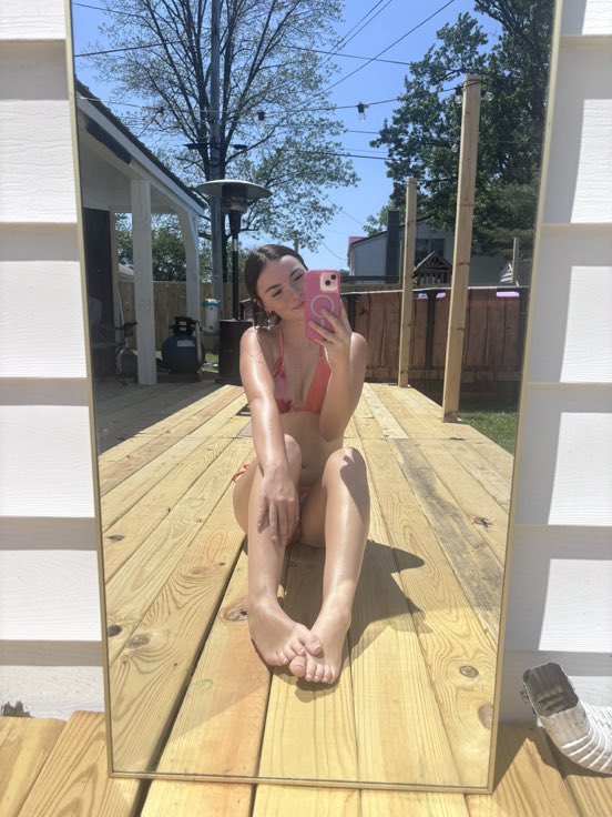 Empty4kaylin's tweet photo. i got my priorities in line, now its time to get yours in line, that means go say goodbye to your bank funds while i float around in my pool and toast https://t.co/klb0TFrtdG