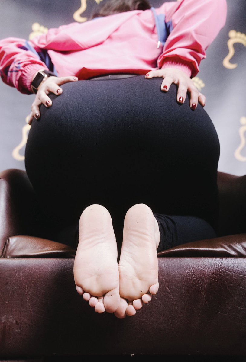 MamiMoneyCheeks's tweet photo. Look at my fat ass and my soft soles https://t.co/fgidnL2SVl