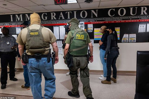 CapnNeuro's tweet photo. @DHSgov These gravy seals are the best of the best? Also,they arrest the worst of the worst? 73% of the people detain have no criminal record! Your agents are nothing but thugs! Repost if you agree! https://t.co/nKfPxEneic