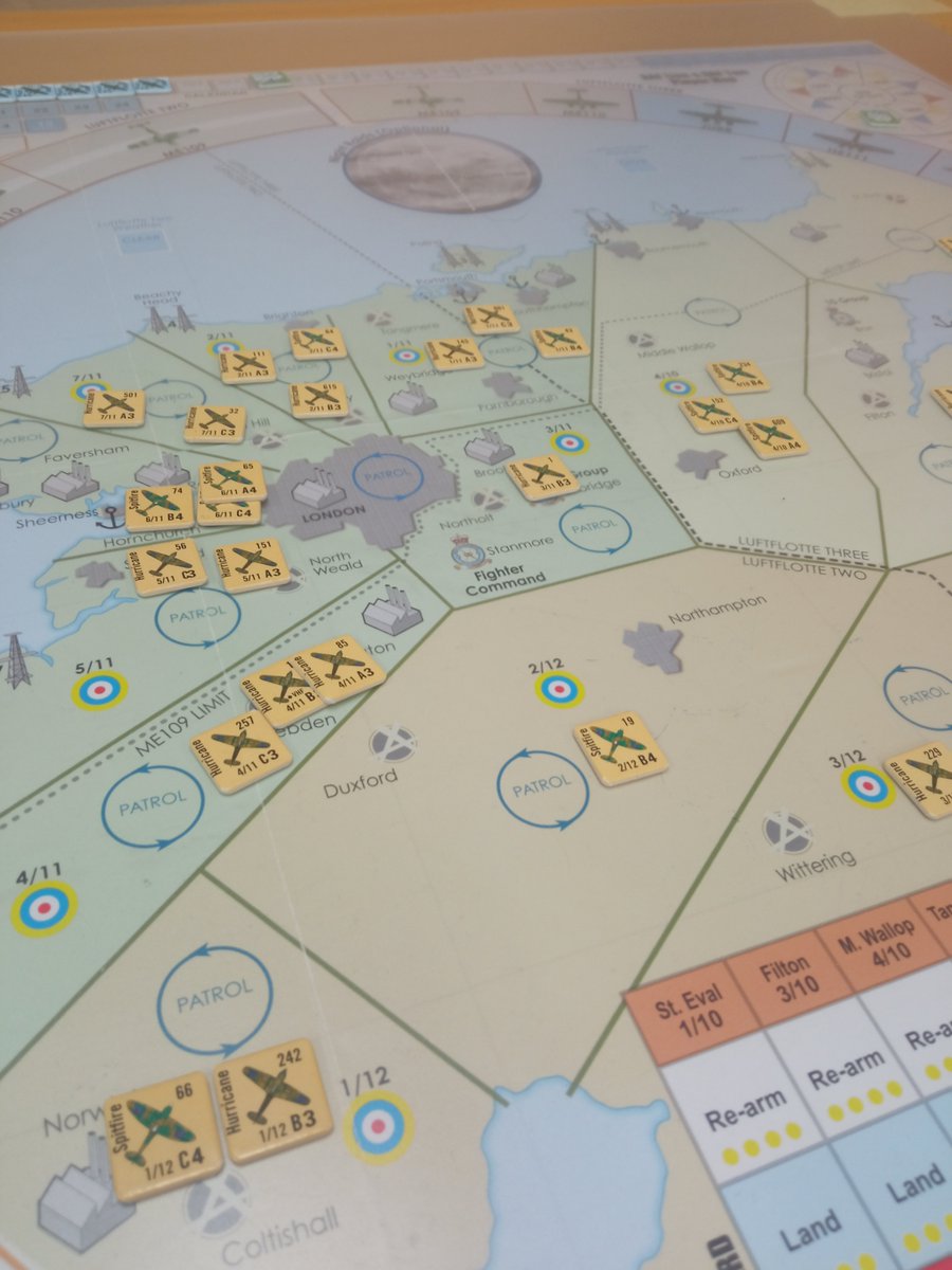SutherlandHBIO's tweet photo. Y cambio de bandos en los cielos de Inglaterra. Primer día de raid bastante igualado... a pesar de que el alemán novato envía información confusa en algún momento... interferencias de la Abwher, dice https://t.co/ZeFMjKndZ5