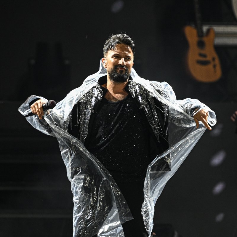 pusholder's tweet photo. Tarkan, Ankara'daki halk konserinde başlayan yoğun yağış nedeniyle yağmurluk giydi. https://t.co/m5amgz2q7x