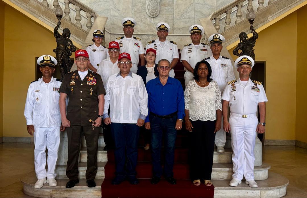 EmbaVECuba's tweet photo. 2/2 La visita permitió un encuentro con el Gobernador Manuel Falcón; el Jefe de la Marina de Guerra Revolucionaria de la Región Oriental, CN. Ulicer Cañete; y la Primera Secretaria del PCC provincial, Beatriz Johnson; reafirmando la hermandad que existe entre ambas naciones. https://t.co/UAZHW0mPnK