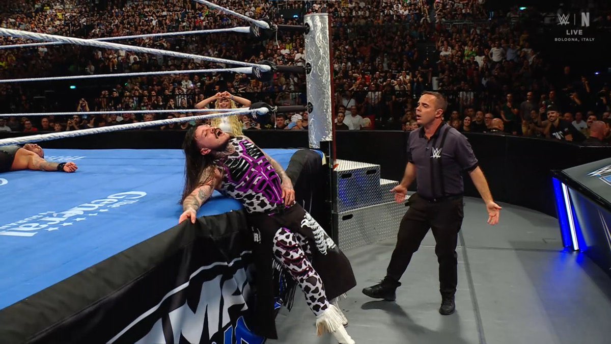 0kxt7's tweet photo. تخيل عزيزي المشاهد ان سماك داون وصل لمرحلة ان هذا الماين ايفنت الخاص بالعرض👇🏻

-#SmackDown https://t.co/df4tdKgkJi