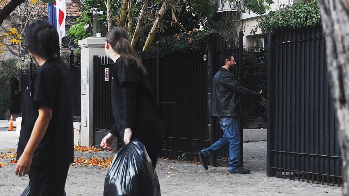 psbhf's tweet photo. Grabois entrando sonriente a la casa de Peter Thiel en Barrio Parque ante la mirada de lo que parecen ser dos empleadas domésticas. Esta foto es maravillosa. https://t.co/623oxoVBXY