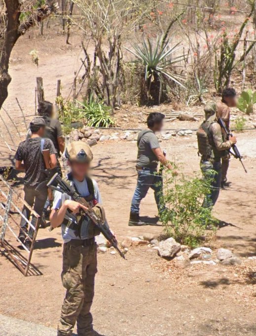 niporwifi's tweet photo. Gracias al descubrimiento de @Elpasadoacolor echándole un ojo Google Maps, sacó a la luz una información que durante mucho tiempo se estuvo desmintiendo oficialmente en México. 
Las fotos tomadas en junio de 2025 corresponden a lo que captó a las afueras de Tecorito (Sinaloa, México) el coche del Street View de Google Maps cuando se topó con un retén de sicarios del Cartel Jalisco Nuevo Generación en un cruce de carretera. Si, han leído bien. El CJNG en Sinaloa, era lo que se sabía pero era necesaria para la historia una prueba tan fehaciente de la presencia del Cartel Jalisco Nueva Generación en un terreno de los Chapitos del Cartel de Sinaloa. 
Esto se produjo por la necesidad de los Chapitos de mantener su territorio en la guerra de los Mayos tras entregar a EEUU a Ismael "El Mayo" Zambada.
Ese retén de sicarios, algunos de ellos incluso niños, con pecheras del Cartel Jalisco Nueva Generación dejó pasar el vehículo de Google por la carretera. Pero estas imágenes han estado un tiempo muy limitado de forma pública porque tras el tweet de @Elpasadoacolor la empresa norteamericana ha decidido censurarlas en Google Street View.