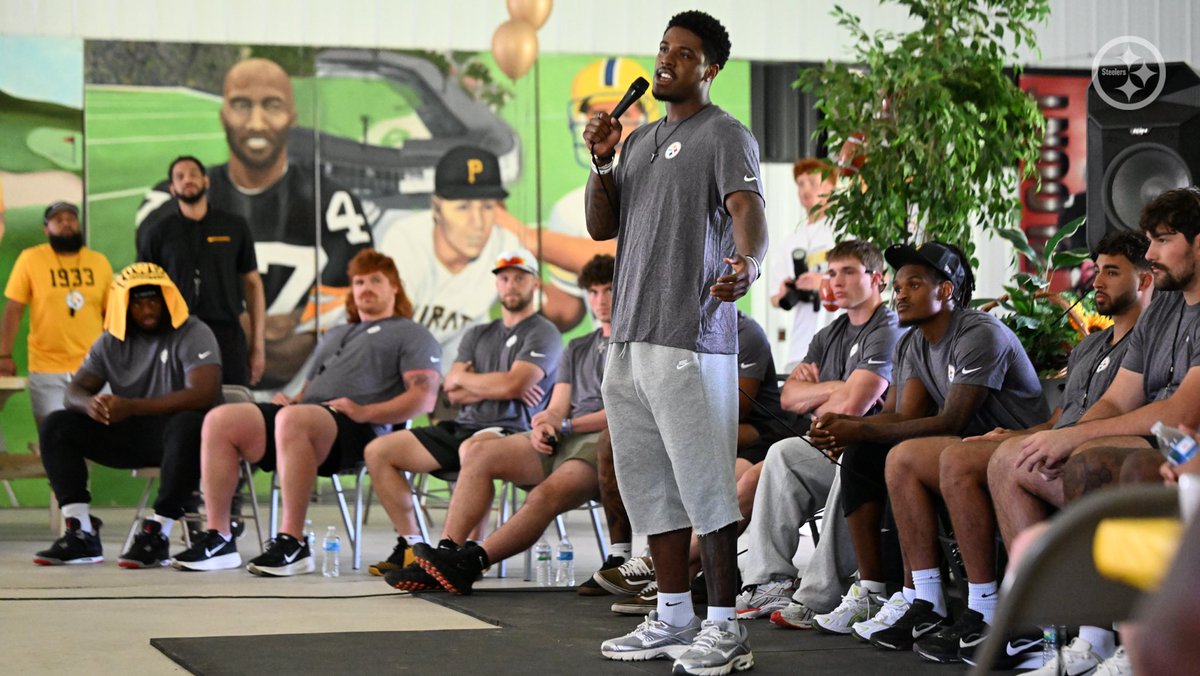 SteelersCR's tweet photo. An amazing day in the community with our rooks and @MelBlountYLI 🙌 https://t.co/FxLYuTWIpa