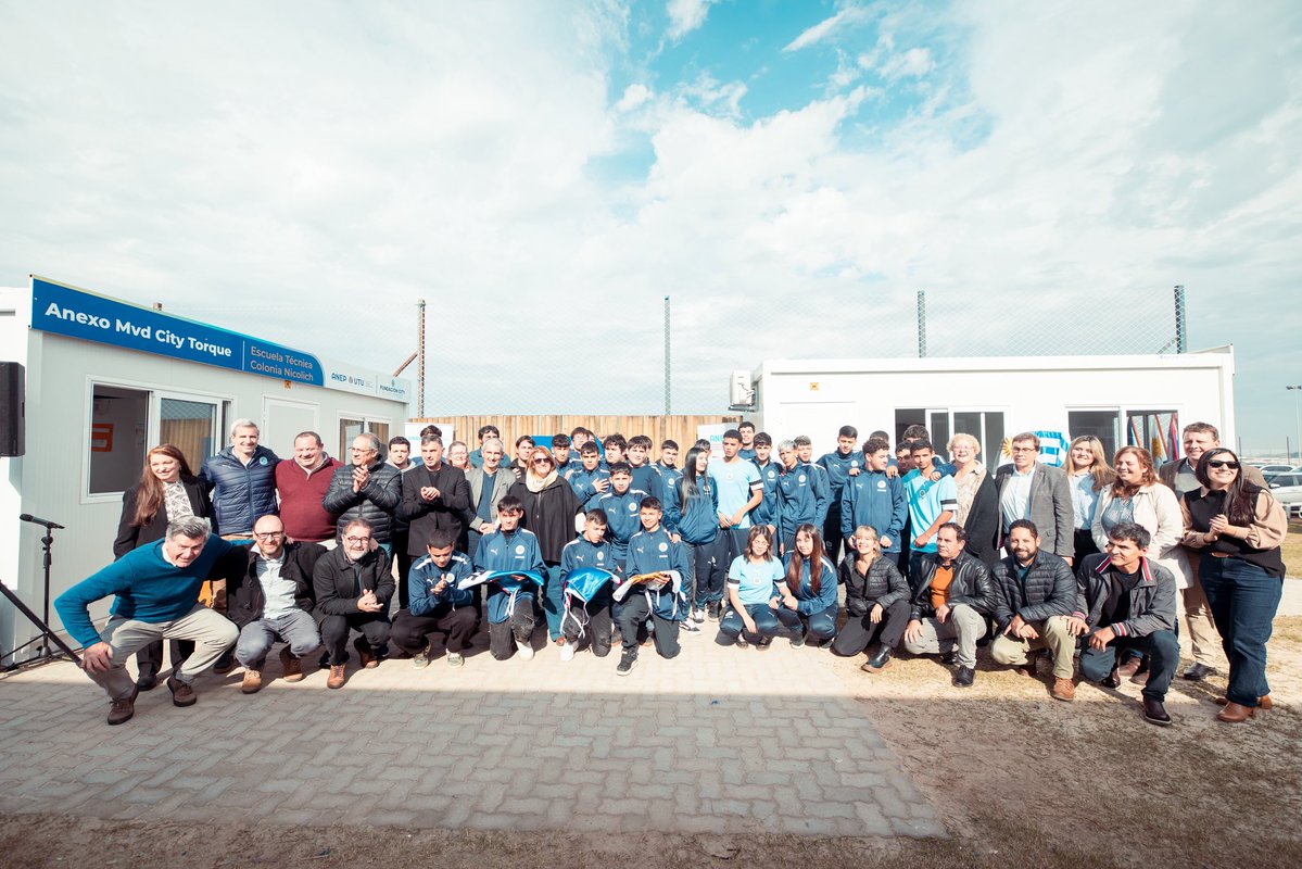 MvdCityTorque's tweet photo. 👏🏼 Hoy alcanzamos una nueva meta a través de nuestra Fundación City en la Comunidad.

Inauguramos el Anexo de Bachillerato Deportivo de UTU en nuestra Montevideo City Football Academy, un proyecto que fue posible gracias al trabajo conjunto del club, UTU, ANEP y al apoyo de nuestros sponsors Marplast, Lesaffre, Danone y Ártico, quienes acompañaron y contribuyeron a hacer realidad este logro.

Este nuevo espacio representa un paso fundamental en nuestra misión de brindar más oportunidades a los jóvenes, permitiéndoles complementar su formación deportiva con una educación de calidad dentro de nuestro complejo.

Sí, seguimos #CreandoFuturo 🩵