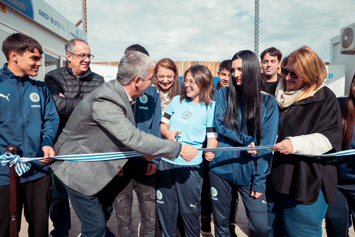 MvdCityTorque's tweet photo. 👏🏼 Hoy alcanzamos una nueva meta a través de nuestra Fundación City en la Comunidad.

Inauguramos el Anexo de Bachillerato Deportivo de UTU en nuestra Montevideo City Football Academy, un proyecto que fue posible gracias al trabajo conjunto del club, UTU, ANEP y al apoyo de nuestros sponsors Marplast, Lesaffre, Danone y Ártico, quienes acompañaron y contribuyeron a hacer realidad este logro.

Este nuevo espacio representa un paso fundamental en nuestra misión de brindar más oportunidades a los jóvenes, permitiéndoles complementar su formación deportiva con una educación de calidad dentro de nuestro complejo.

Sí, seguimos #CreandoFuturo 🩵