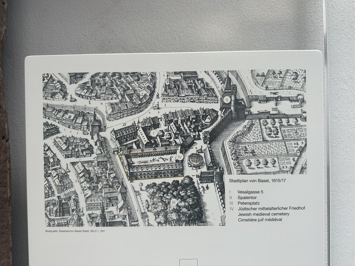 contra2nd's tweet photo. 墓石の横の17世紀初頭の古地図を見ると、現在バーゼル大学の本部の建物があるこの区画、確かに中世のユダヤ人墓地がありました。その事実も驚きですが、さらに1348年のユダヤ人大迫害の際、破壊され掘り返された墓石の多くが、先ほどのシュパレン門の壁に転用されているということも知りました。 https://t.co/wg740Wp0zO