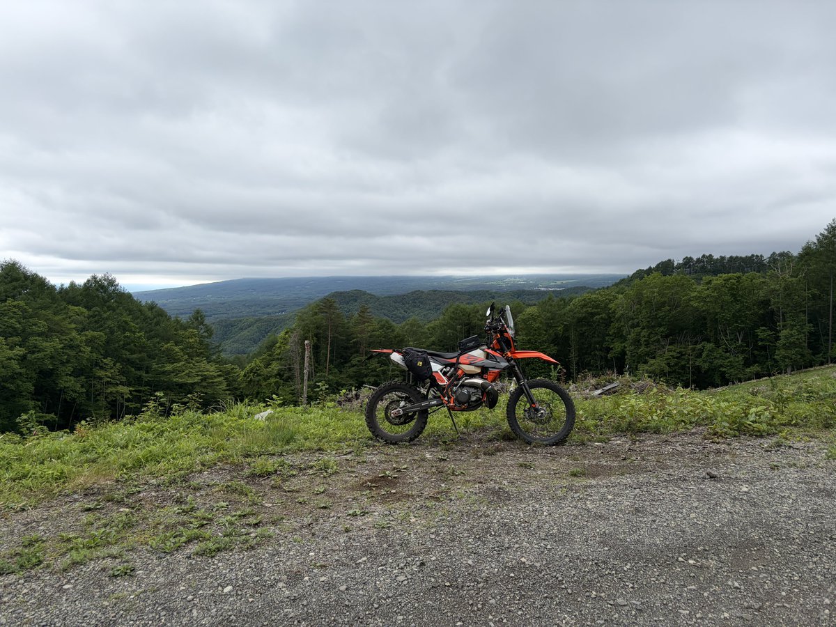 Adorispi's tweet photo. 金ヶ岳林道、横尾山林道共に曇天で残念ながらいつもの景観は望めなかったけど驚く事に前日台風通過したにも関わらず水溜まりが殆ど無かった
お陰で走るのは楽しかった
そういえばGWに来た時も前日豪雨だったのに路面ベスコンだったなあ
水捌けのいい林道はホント助かる😄 https://t.co/buCrmCpd1G