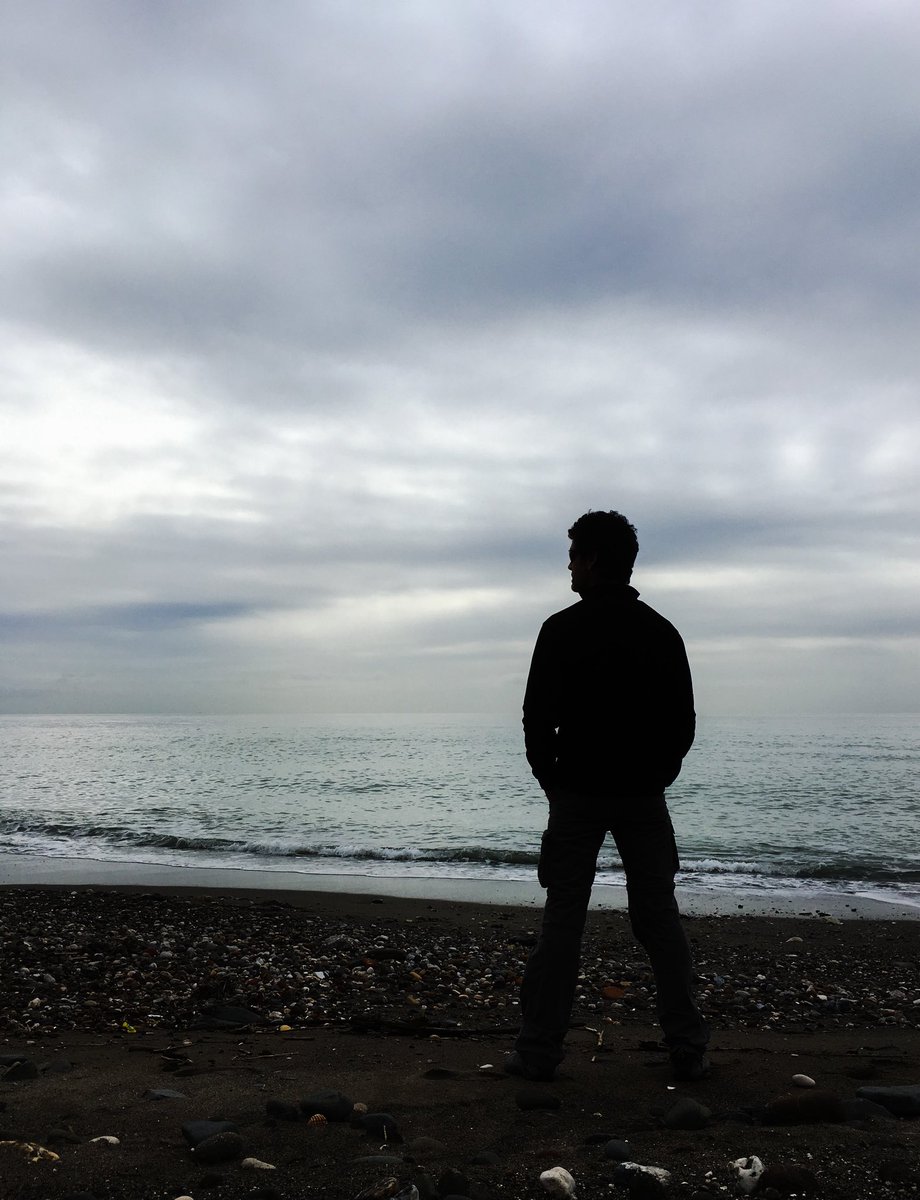 qurdan's tweet photo. Le pedí respuestas al inmenso horizonte y no las tuve.
Y comprendí que lo importante no era obtenerlas, sino seguir pensándote.

Yo y mi 📷 https://t.co/5dauiC66RL