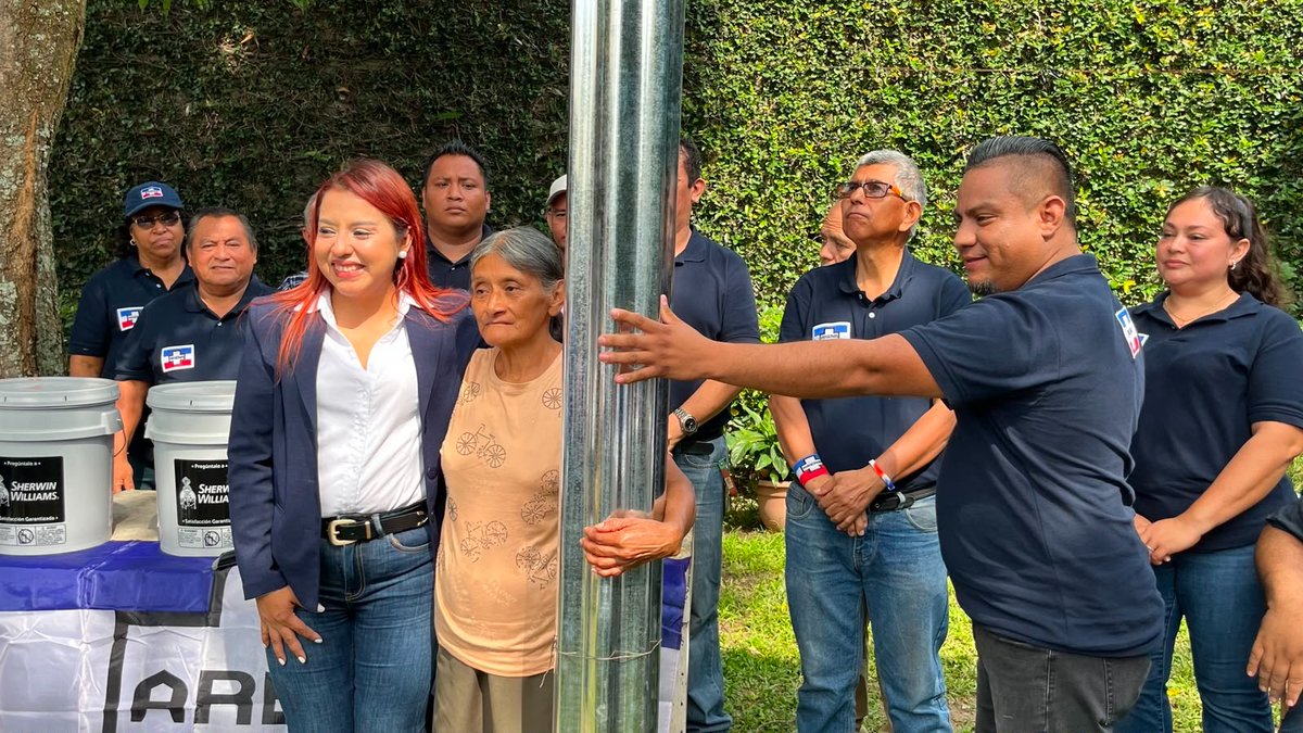 alertanoti's tweet photo. ONDINA RAMOS REGALA LÁMINAS COMO PARTE DE SU "CAMPAÑA DE SOLUCIONES" PARA LA ALCALDÍA DE SAN SALVADOR CENTRO

La pre candidata del partido ARENA en San Salvador Centro, Ondina Ramos regaló láminas. 

No es la primera vez que el partido ARENA impulsa este tipo de acciones que suelen generar debate pues cierta parte de la población la interpretan como una estrategia para ganar respaldo electoral a base de "politiqueria barata".

La actividad de Ramos se suma a una serie de esfuerzos impulsados por ARENA para recuperar la confianza del electorado. Además de con estas "regalías" busca superar los problemas de imagen y credibilidad que han marcado el desempeño de ese instituto político en los últimos años.