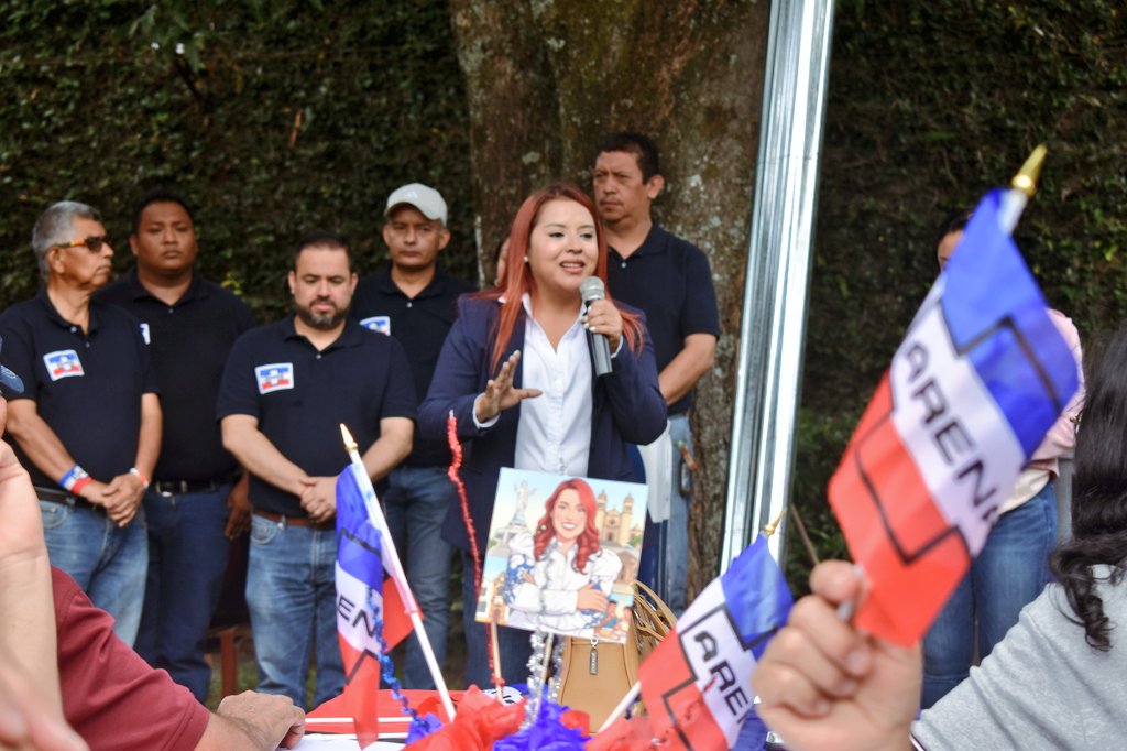 alertanoti's tweet photo. ONDINA RAMOS REGALA LÁMINAS COMO PARTE DE SU "CAMPAÑA DE SOLUCIONES" PARA LA ALCALDÍA DE SAN SALVADOR CENTRO

La pre candidata del partido ARENA en San Salvador Centro, Ondina Ramos regaló láminas. 

No es la primera vez que el partido ARENA impulsa este tipo de acciones que suelen generar debate pues cierta parte de la población la interpretan como una estrategia para ganar respaldo electoral a base de "politiqueria barata".

La actividad de Ramos se suma a una serie de esfuerzos impulsados por ARENA para recuperar la confianza del electorado. Además de con estas "regalías" busca superar los problemas de imagen y credibilidad que han marcado el desempeño de ese instituto político en los últimos años.
