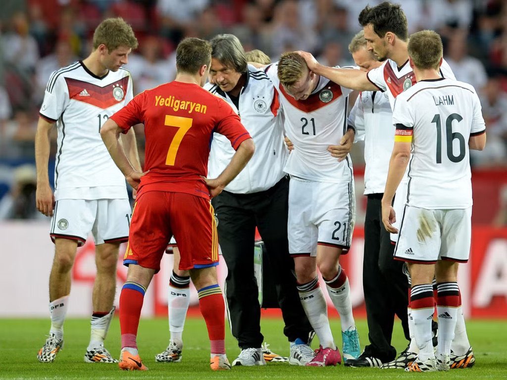 GER4ARB's tweet photo. في 2014 كان ماركو رويس مستدعى لكأس العالم ولكنه أصيب قبل بداية البطولة وتم استبعاده. وبعد أسابيع حققت ألمانيا اللقب وقام اللاعبين بإهداء البطولة له. 

بعد 12 عامًا، تتكرر القصة بشكل مؤلم مع لينارت كارل قبل مونديال 2026.

هل يعيد التاريخ نفسه مرة أخرى؟ https://t.co/BUCVSzHzVv