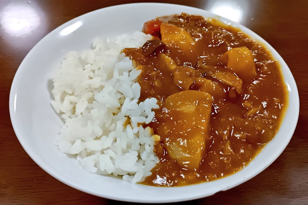 trickykobe's tweet photo. おはよう😀🤚金曜カレー🍛は「ジャガイモでかく入れるカレー」満腹感が違うやん、🐴ウマッ！日曜は仕事場、園芸相談会やけど休み変更して出勤せんでエエらしい💨「黒い斑点が！」「ツブツブな虫が！」「鳥がミナ食いよる！」ウチは相談随時やし💦今日も💪😆
#金曜カレー https://t.co/2j4nhAevZH