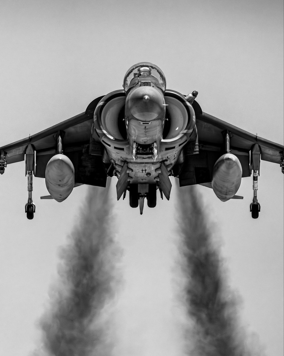 NB__shots's tweet photo. sundown for the harrier 

#harrier #av8b #marinecorps #aviaton #jumpjet https://t.co/VquLREgYBx