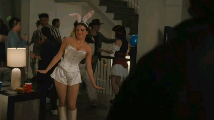 lostinstylees's tweet photo. wellsy was posing for garrett to see her, but she didn't know he'd seen her as soon as she started down the stairs 🤭

#OffCampus https://t.co/6lEPVhmRJz