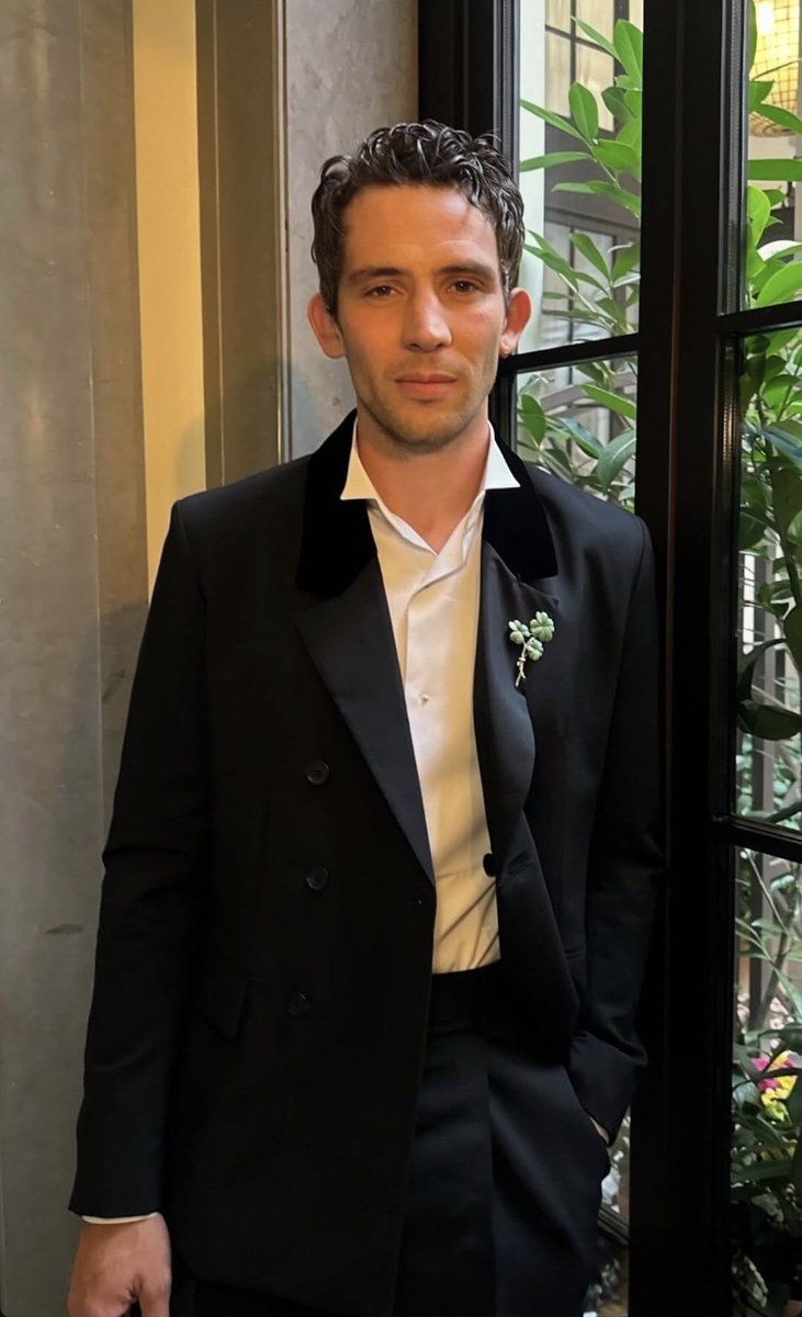 havanayos's tweet photo. why’s he kinda giving 007…….. https://t.co/ZDV6iCjMHh