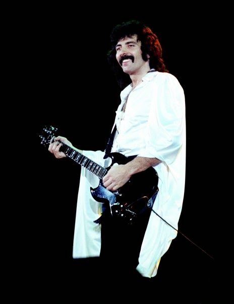 SgtHIMARS's tweet photo. @tonyiommi @gibsonguitar I was presenting him this photo I took of him the year before https://t.co/ZDbdDdJazK