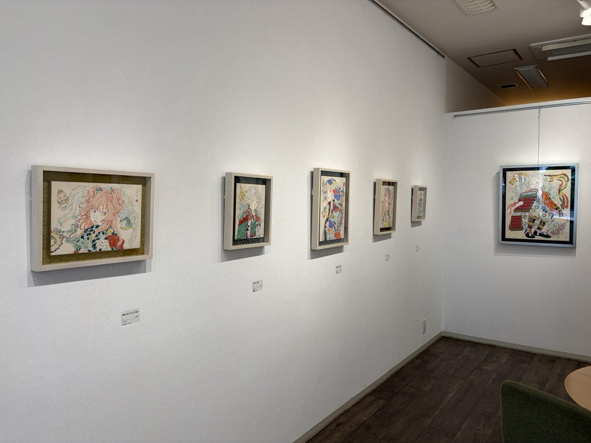 TY59958879's tweet photo. 中園ゆう子個展「たまゆらトラベラー」Gallery Field

「幻想箱庭図」木村唐船が器に景色を作った「鉢山」を歌川芳重が描く『東海道五十三駅 鉢山図絵』から「大内」「日本橋」「吉原」をアレンジし雷神や龍に手伝ってもらい手入れをする女性と組み合わせます
実は箱庭が実景で女性は女神なのかも

→ https://t.co/9E5XaJbIvG