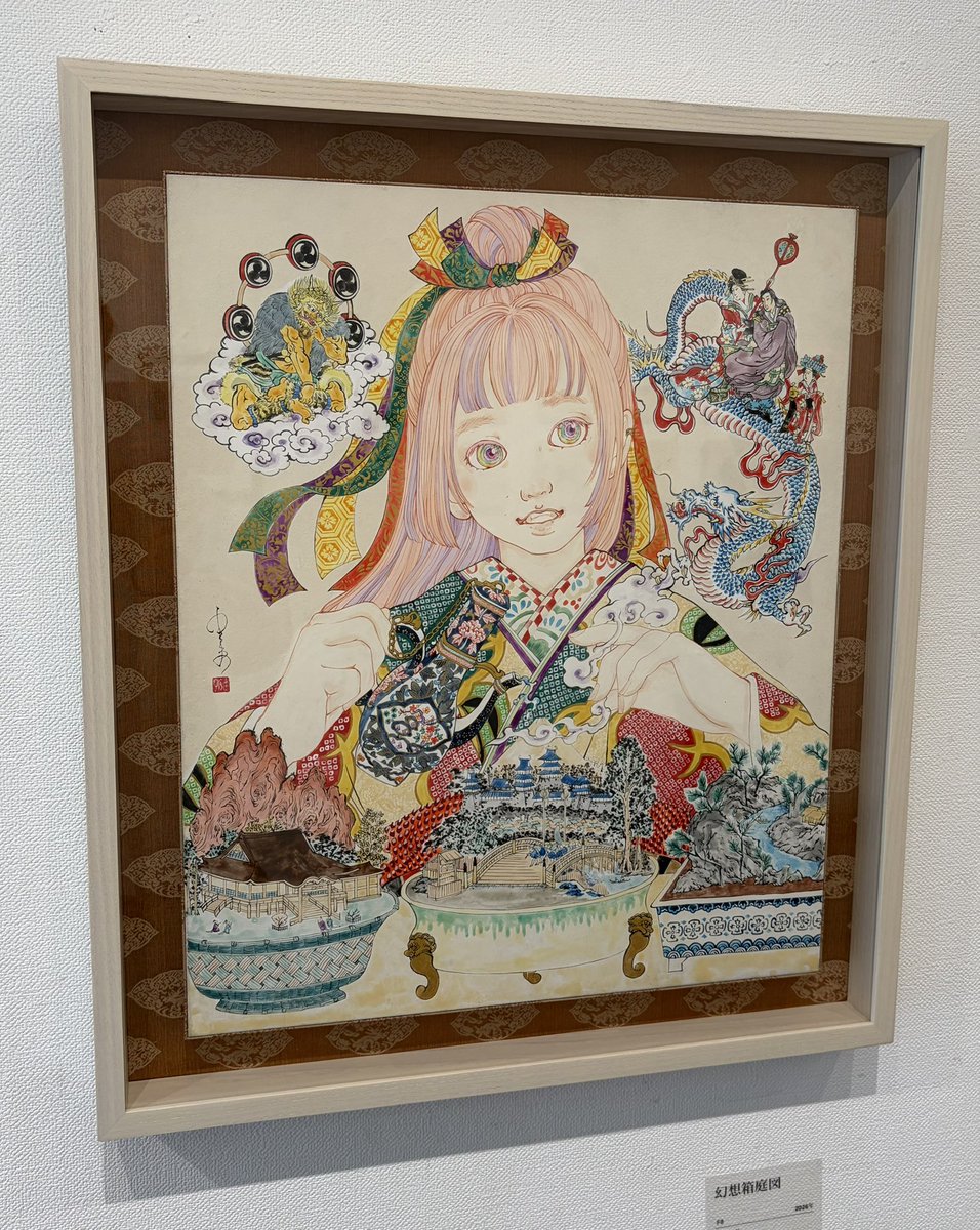 TY59958879's tweet photo. 中園ゆう子個展「たまゆらトラベラー」Gallery Field

「幻想箱庭図」木村唐船が器に景色を作った「鉢山」を歌川芳重が描く『東海道五十三駅 鉢山図絵』から「大内」「日本橋」「吉原」をアレンジし雷神や龍に手伝ってもらい手入れをする女性と組み合わせます
実は箱庭が実景で女性は女神なのかも

→ https://t.co/9E5XaJbIvG