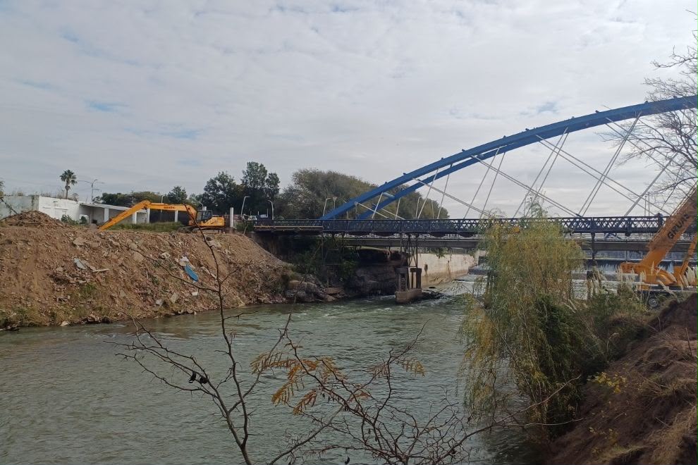 gobdecordoba's tweet photo. 🌊🏗️ En el marco de la obra de protección de márgenes del río #Ctalamochita entre #VillaMaría y #VillaNueva, completamos un operativo para desmontar los primeros tramos de la histórica estructura metálica del Puente Vélez Sarsfield, utilizando dos grúas de gran porte.

La intervención busca proteger las márgenes del río, mitigar la erosión y fortalecer la seguridad hídrica de ambas ciudades frente a eventos climáticos extremos. 💧

✅ El histórico Puente Vélez Sarsfield no desaparece: su estructura metálica será preservada e integrada como elemento patrimonial del futuro espacio público ribereño, manteniendo vivo un símbolo de la identidad y la memoria de la región.

Más info 🔗 https://t.co/Wr8g3wG2Rg

#HacerParaCrecer