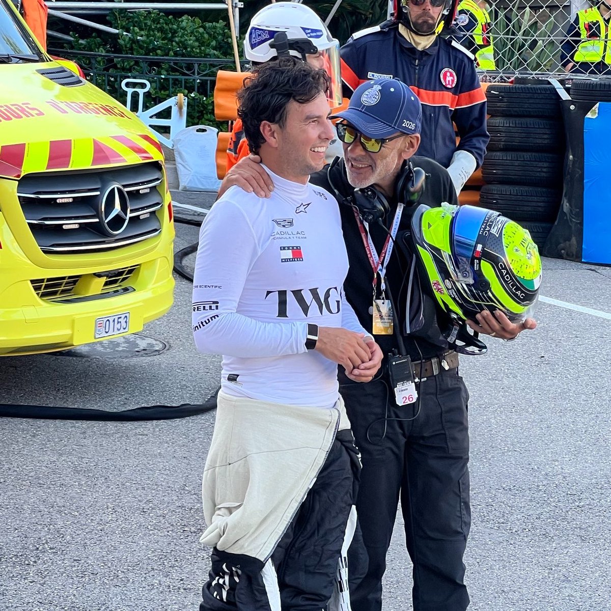 chesquitito's tweet photo. Hasta los fans hombres se andan deshaciendo por checo luego de la fp2 hajsjsjsj https://t.co/QQFuH7Ky6k