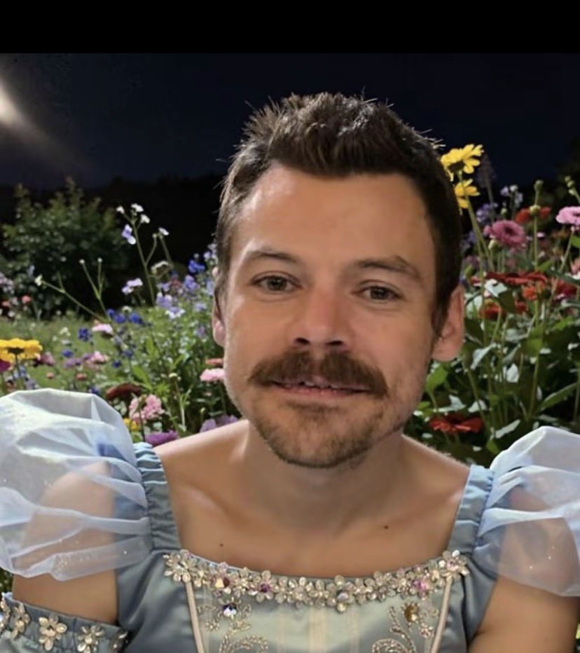 styelloww's tweet photo. Gente, compro uma mini saia ou não? Não tenho costume de usar mas acho uma lindeza https://t.co/C3qZNaEdl2