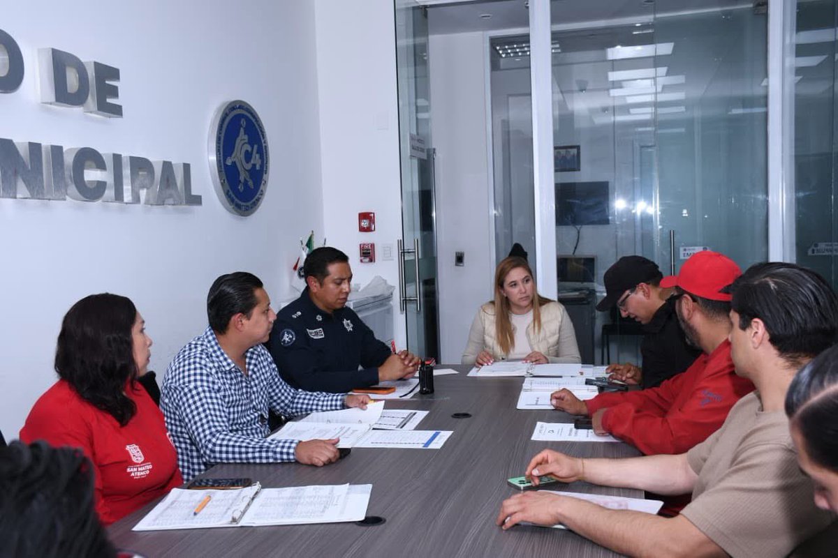 Anaamunizneyra's tweet photo. Siguiendo el protocolo por sismos, nos reunimos en la Sala de Crisis del #C4 Municipal. Verificamos el estado de los inmuebles, del río Lerma, pozos, tanques elevados de agua, escuelas, iglesias, casas de día, monumentos, puentes, astas bandera, edificios, plazas de calzado, gaseras y gasolinerías; además, atendemos llamadas de emergencia al 911.

Hasta este momento no se reportan afectaciones ni situaciones de riesgo en el municipio. Mantenemos el monitoreo permanente y los recorridos de supervisión correspondientes.

Les invito a reportar cualquier emergencia al ☎️ 911.

#UnidosSí #UnidosSiempre