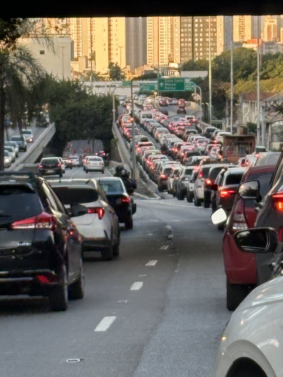 marcello_maa's tweet photo. Motoqueiro chutou retrovisor do Sandero vermelho atitude covarde. https://t.co/kBkMsLU2WG