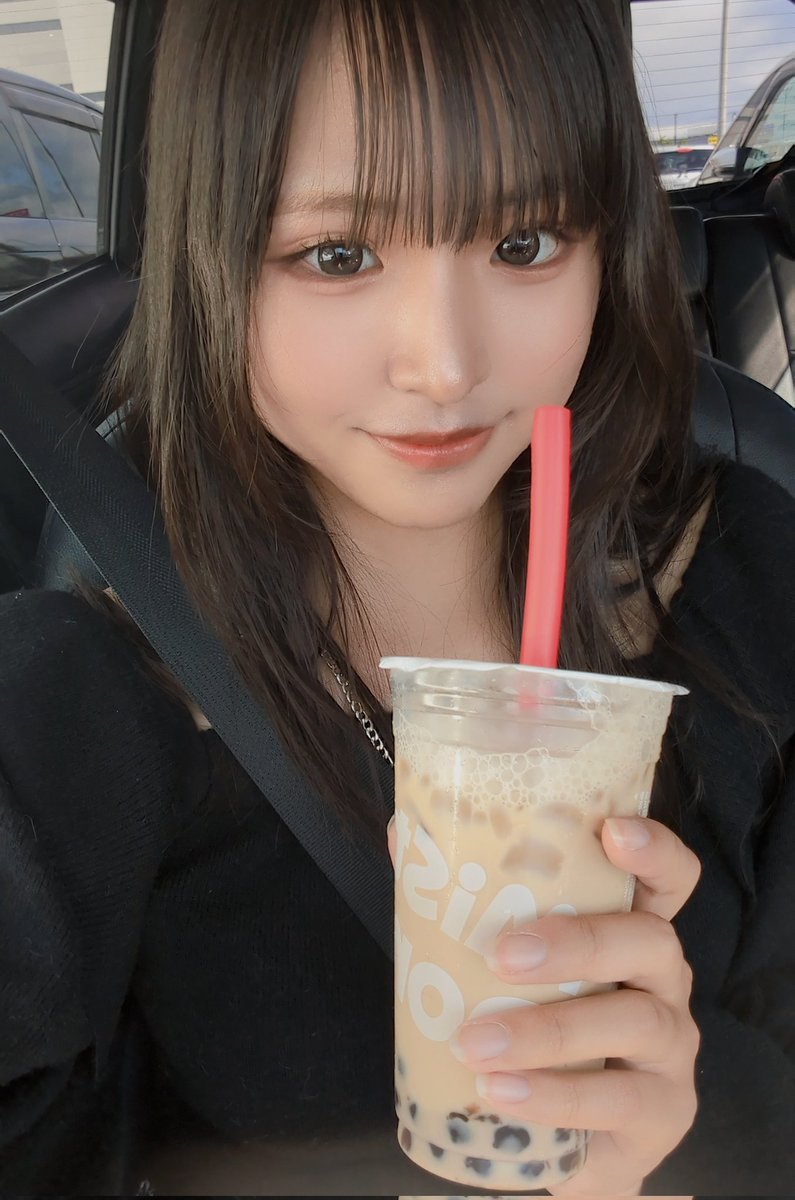 attimo_rena's tweet photo. おはちー!!リプ返‼️😼
ミスドのタピオカ飲んだよ🧋めっちゃ美味しかった!!
この日のメイクちょっと変えたんだけど、、、あんまり変わってない？笑笑 https://t.co/peiKZklyHC