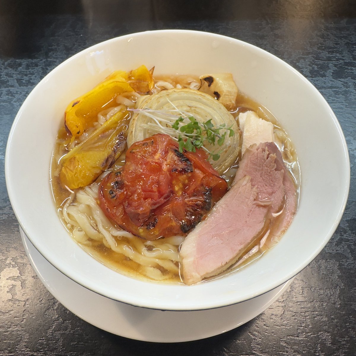 freedam99999's tweet photo. (メニュー情報)
今月後半か来月くらいかな？
冷やしの限定メニューを予定
麺とタレとスープなど試食
味はほぼ一発で決まり
のせるもの、盛り付けはこれからです
今回は作り込んでからの提供予定
思いつきで作るのは辞めて
食数も数量限定

ネーミングだけ先に決まっているので

飲めるグリル野菜の冷やしタレそば(どこかで聞いたような？)
許可🉑浅草橋からもらった(笑😆)
本当に飲めるのか❓さあ❓

後はオペレーション問題はありますが
もう少しお待ちください
