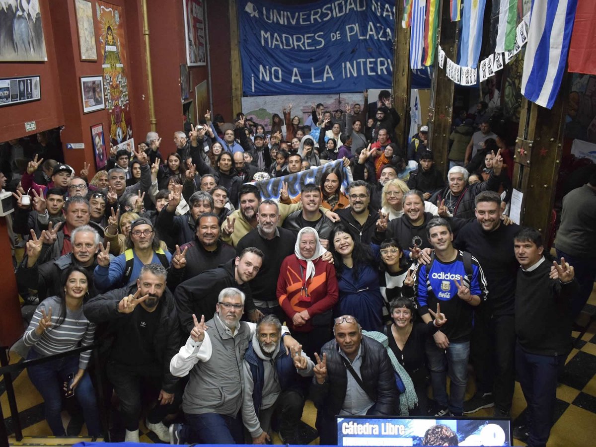 NKGenIntermedia's tweet photo. Estuvimos presentes en la Cátedra Libre Hebe de Bonafini, llevado a cabo en la Casa de las Madres,   titulado: “La esperanza: los pueblos tenemos derecho al futuro”  Participaron: Carmen Arias, Berenice Iañez, Damián Rilo Iscaro y Demetrio Iramain entre otros asistentes. https://t.co/h6kejOFRwe