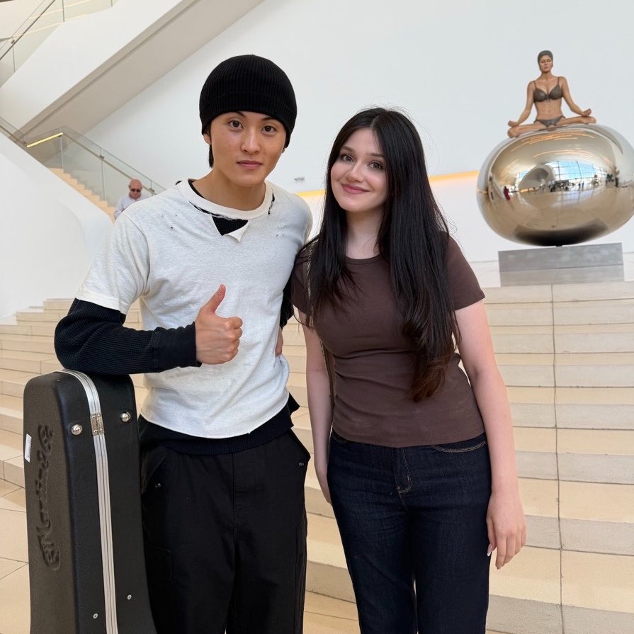 marklopsemangka's tweet photo. mark foto bareng fans… terus di sampingnya ada guitar case… 🥹🥹🥹 https://t.co/lDCRox8eAU